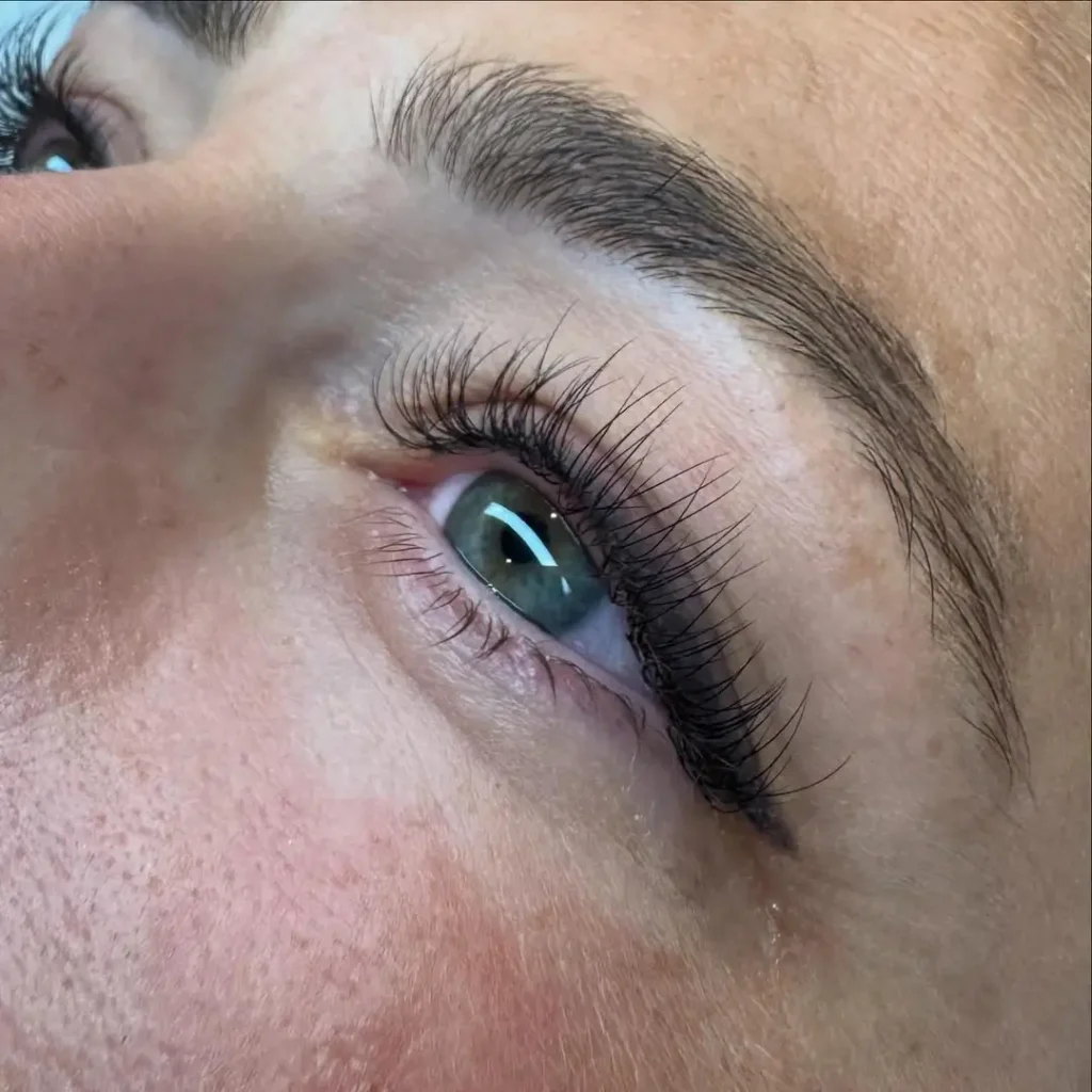Nærbillede af et øje med påsatte lash extensions, som fremhæver vippernes længde og fylde.